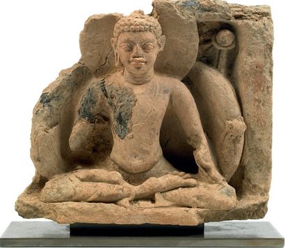 null Buddha Terre cuite. H.: 23 cm Inde du Nord-Est ou Bangladesh. ca 6° siècle Plaque...