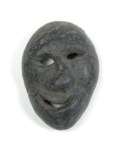 null Népal. Bois. H.: 16 cm Rare masque diminutif présentant une déformation faciale,...