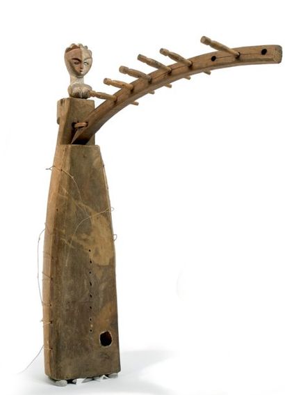 null Tsogho. (Gabon) Bois. H.: 54 cm Ancienne harpe à caisse de résonnance tendue...
