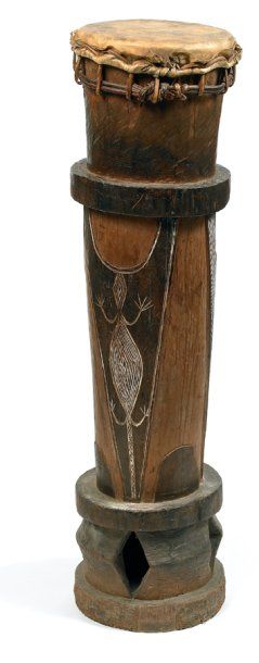 null Fang. (Gabon) Bois, peau? H.: 102 cm Ancien et beau tambour traditionnel supporté...