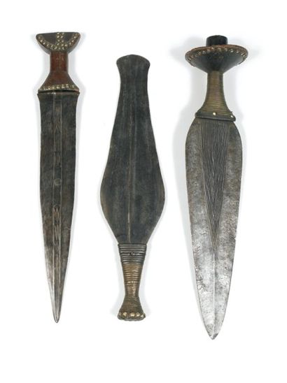 R.D. du Congo Lot de 3 épées aux manches de bois recouverts de fils et clous de laiton,...