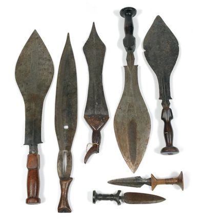 R.D. du Congo Lot de 5 épées et deux petits couteaux aux manches recouverts de bois,...