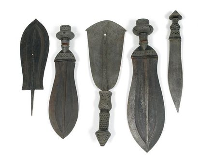 R.D. du Congo Lot de 4 épées courtes aux manches de bois ornés d'inclusions d'étain,...