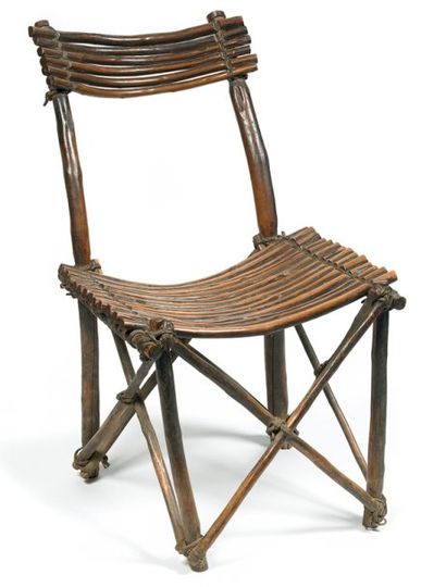 Cameroun Bois. H.: 66 cm Belle et ancienne chaise supportée par des pieds croisés...