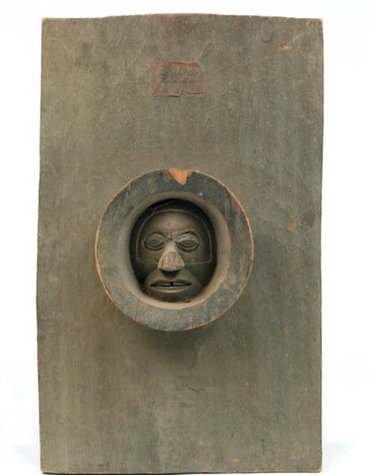 Yaka. (R.D. du Congo) Bois. H.: 54 cm Rare et ancien panneau de bois, sculpté en...
