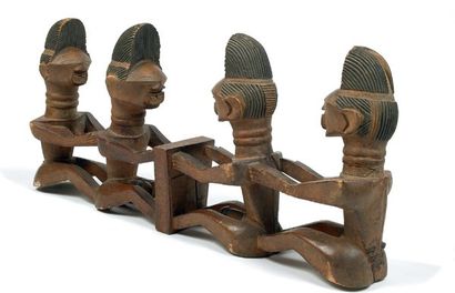 Songye. (R.D. du Congo) Bois. L.: 58 cm Ancien groupe figurant deux couples de personnages...