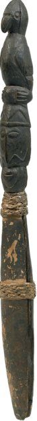 Wosera. (Nelle-Guinée) Bois. H.: 46,5 cm Belle pince à sagou à prise en bois sculptée...
