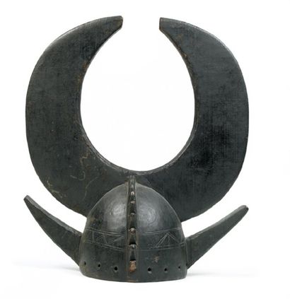 Sénoufo. (Côte-d'Ivoire) Bois. H.: 52 cm Masque-casque « de forgeron » surmonté d'une...