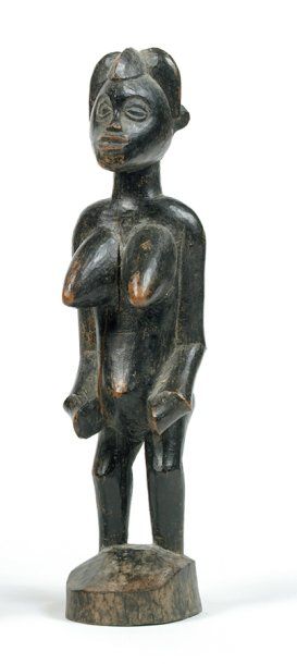 null Sénoufo. (Côte-d'Ivoire) Bois. H.: 26 cm Statuette féminine debout aux lignes...