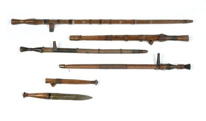 R.D. du Congo Lot de 5 épées aux manches de bois abritées dans leurs fourreaux, également...