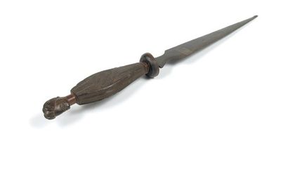 Lwena. (R.D. du Congo) Ancien couteau en fer à poignée de bois gravée de motifs géométriques...