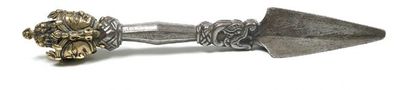 null Phur-bu Fer et laiton. H.: 25,5 cm Tibet. ca 15° siècle Superbe dague rituelle...