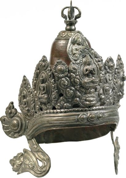 null Tiare cérémonielle Cuivre et argent. H. : 32 cm Népal. Ca 19° siècle Rare et...