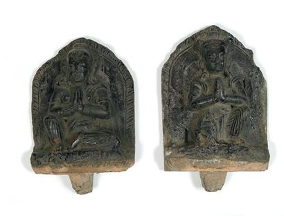 null Donateurs Pierre. H.: 32 cm Népal. Ca 18° siècle Rare et belle paire de stèles...