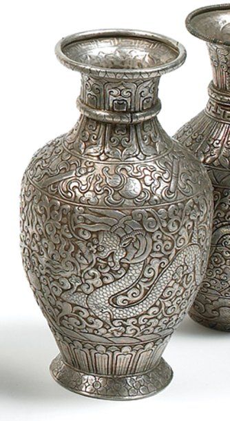 null Vase ovoïde orné de deux dragons H.: 18,5 cm