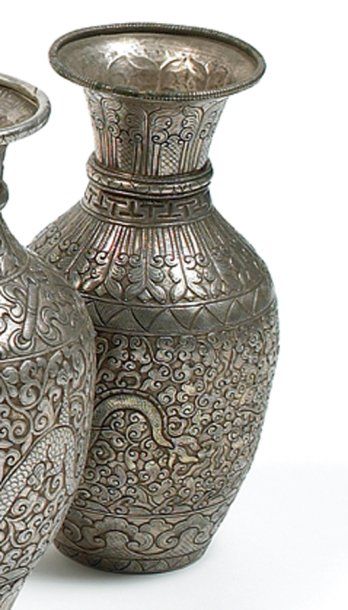 null Vase ovoïde à décor de dragon et phénix H.: 17,5 cm