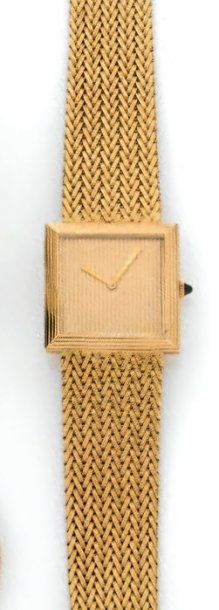 null BOUCHERON, vers 1960 MONTRE-BRACELET en or de forme carrée, lunette et cadran...