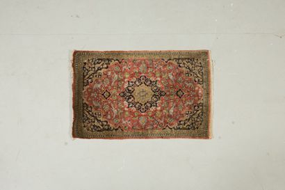 null GHOUM en soie (Iran), vers 1965

Fond rubis à décor floral

83x55cm