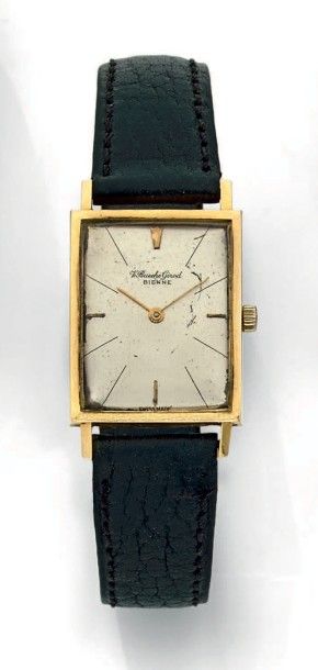 BUECHE GIROD Bienne Vers 1960.
Modèle homme rectangle en or 18K.
Cadran argenté,...