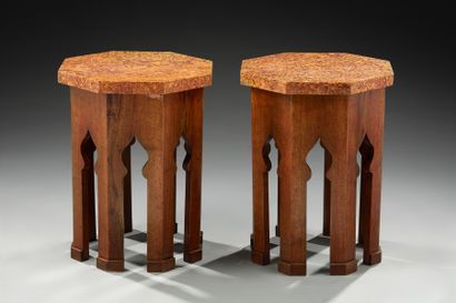 null Paire de petites tables d'appoint en bois naturel de type Moyen Oriental reposant...