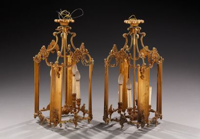 null Paire de lanternes à quatre bras de lumière en bronze doré à décor d'enroulement...