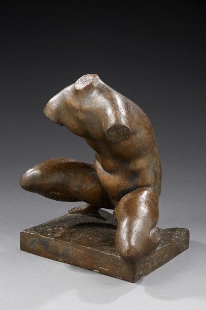 null Sculpture en bronze représentant un buste d'homme accroupi un genou à terre....