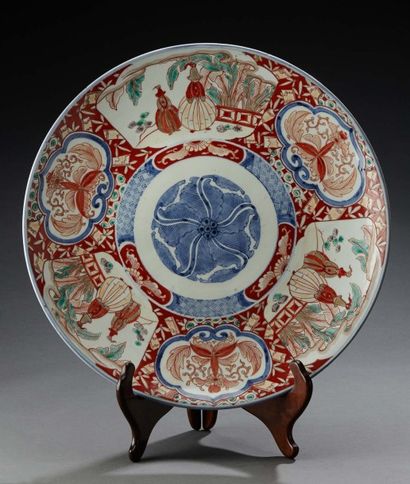 null Deux grands plats en porcelaine Imari à décor de personnages et de motifs naturalistes...