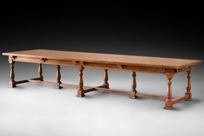 null Très grande table dite « de noce» en bois naturel reposant sur huit pieds reliés...