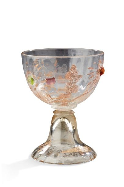 Émile GALLÉ (1846-1904) Petit calice en verre translucide à décor dégagé à l'acide...