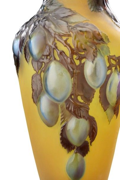 Émile GALLÉ (1846-1904) Vase de forme balustre en verre multicouche soufflé-moulé...