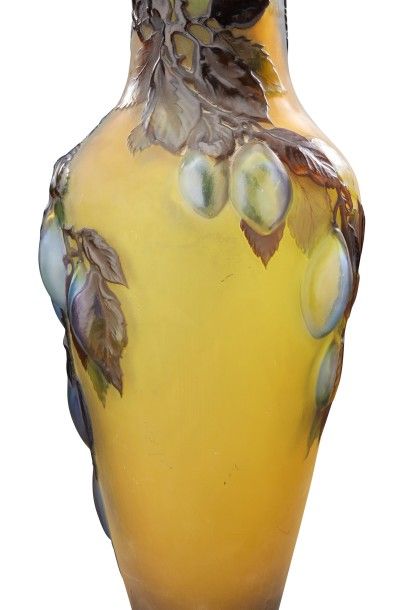 Émile GALLÉ (1846-1904) Vase de forme balustre en verre multicouche soufflé-moulé...