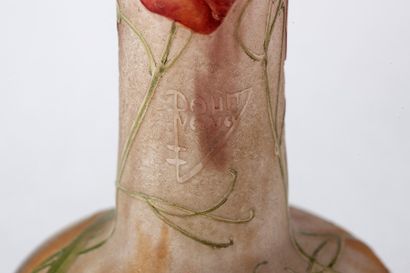 DAUM à Nancy Vase soliflore en verre doublé à décor dégagé à l'acide de motifs floraux...