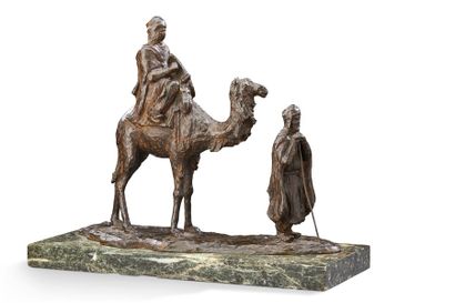 LUCIEN VALSUANI (XIX-XXème) Bronze patiné figurant deux berbères dont un sur un chameau....