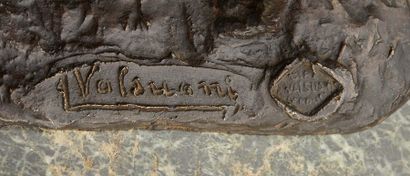 LUCIEN VALSUANI (XIX-XXème) Bronze patiné figurant deux berbères dont un sur un chameau....