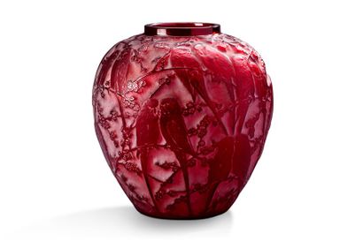 RENE LALIQUE (1860-1945) Vase "Perruches" en verre moulé-pressé teinté rouge patiné....