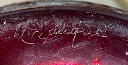 RENE LALIQUE (1860-1945) Vase "Perruches" en verre moulé-pressé teinté rouge patiné.
Signé.
Modèle...