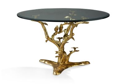 TRAVAIL 1960-1970 Table basse à piétement en laiton doré figurant un arbuste feuillagé...