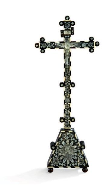 null Crucifix en bois noirci et riche décor de plaquettes de marbre gravé figurant...