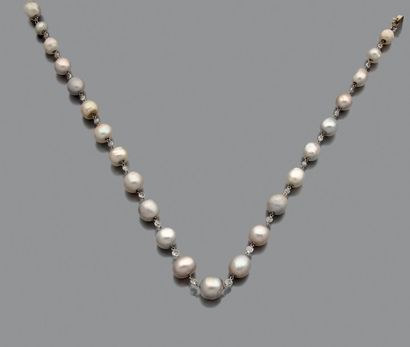 null 
Collier composé de 22 perles fines en chute alternées de petits diamants de...
