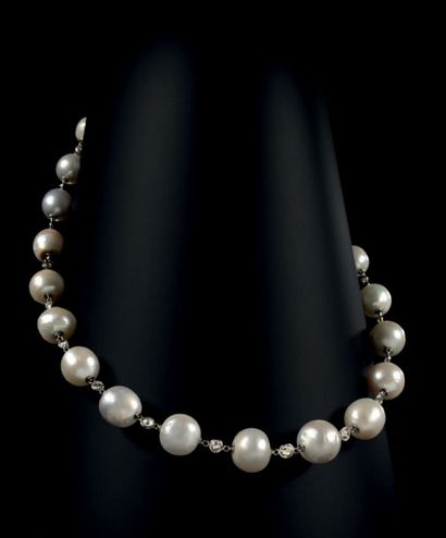 null 
Collier composé de 22 perles fines en chute alternées de petits diamants de...
