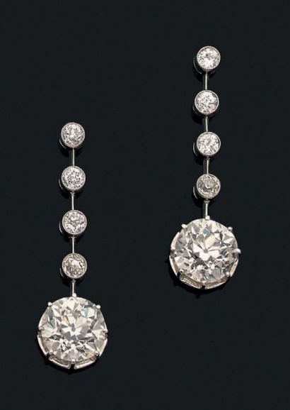 null Collier en platine et or gris 18k composé d'un motif central serti de diamants...