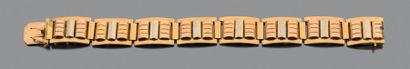 null Bracelet articulé en or jaune, rose et gris 18k, motifs géométriques. Vers 1940

Long:...