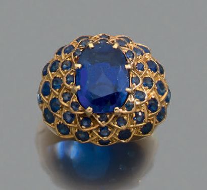 RENE BOIVIN 
Bague "boule" en or jaune 18k sertie d'un beau saphir ovale dans un...