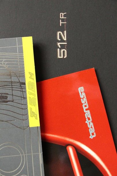 null Ferrari
Lot comprenant 3 catalogues:
- Ferrari Testarossa en langues mul­tiples
-...
