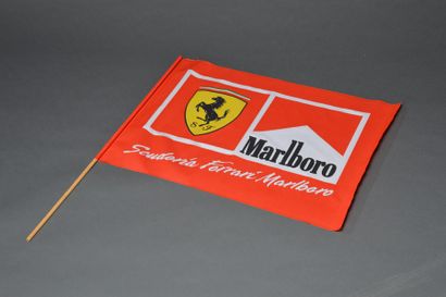 FERRARI/MARLBORO Drapeau de supporter de la SCU­DERIA Ferrari sponsorisée par Marl­boro
Auc...