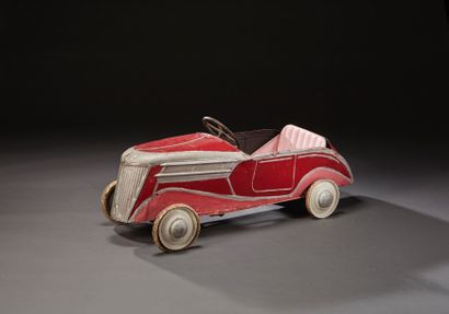 EUREKA Voiture à pédales de type COURSE années 1930 en tôle grise, rouge et rose
Restauration...