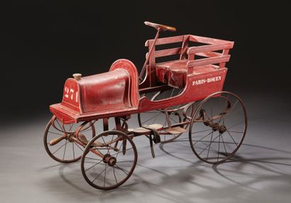 ANCÊTRE Voiture à pédales en bois sur châssis en fer rouge à liserés blanc. Circa...