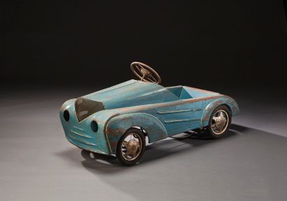 null Voiture à pédales en tôle de style voiture américaine
Circa 1950. Bleue à liserés...
