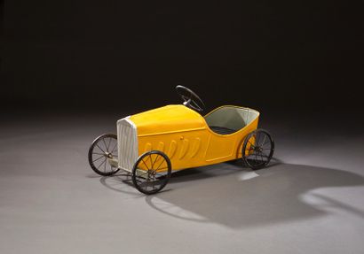 MFA Voiture à pédales CITROËN B14 en tôle
Jaune . Circa 1930
Restaurée, roues à rayons
Dim:...