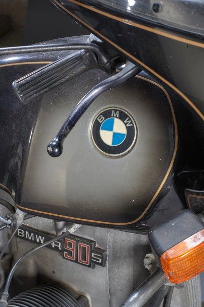 1975 - BMW R90S Marque: BMW
Modèle: R90 S
Numéro de série: 40 80 618
Numéro de moteur:...